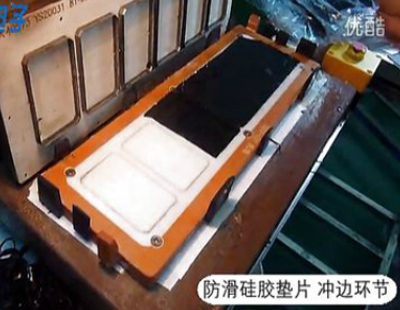 博皓帶你親身體驗(yàn)電動(dòng)沖床機(jī)給硅膠按鍵沖邊過程